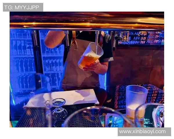 倒啤酒的足球明星如何在赛场与酒杯之间找到平衡与乐趣